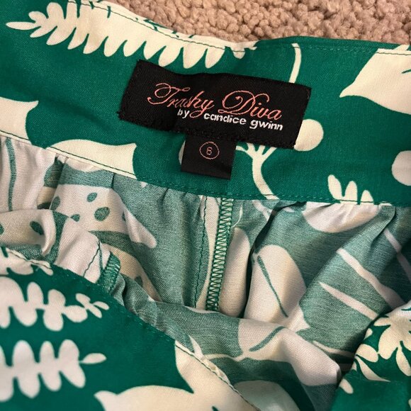 Botanist Trashy Diva Set: Tie Top and Shorts - Picture 3 of 4